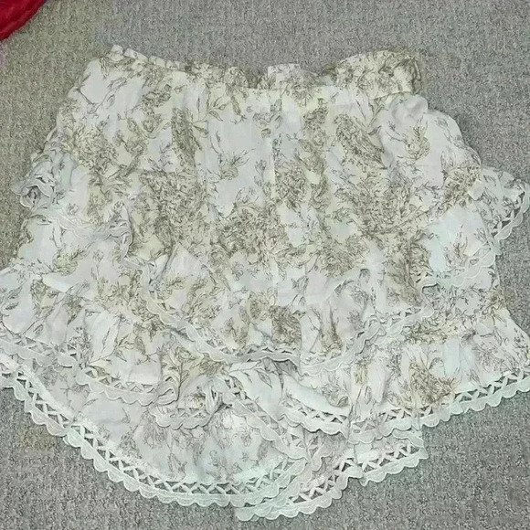 BOOHOO PORCELAIN PRINT DOUBLE FRILL SHORTS - Picture 4 of 5